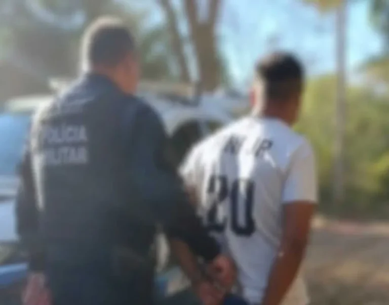 Polícia Militar conduz suspeito de feminicídio após buscas em área de mata em Aquidauana