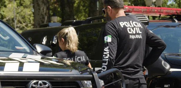 Viatura da Polícia Civil do Paraná em frente ao terminal de transporte urbano