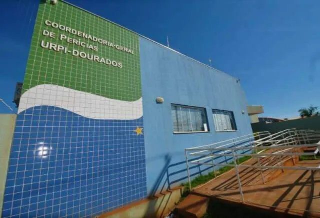 Viatura da Polícia Militar em frente a residência em Rio Brilhante durante ocorrência