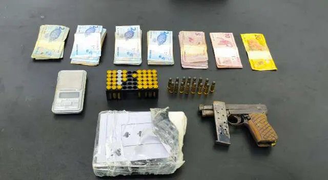 Viatura policial em frente à residência onde ocorreu a execução em Sidrolândia