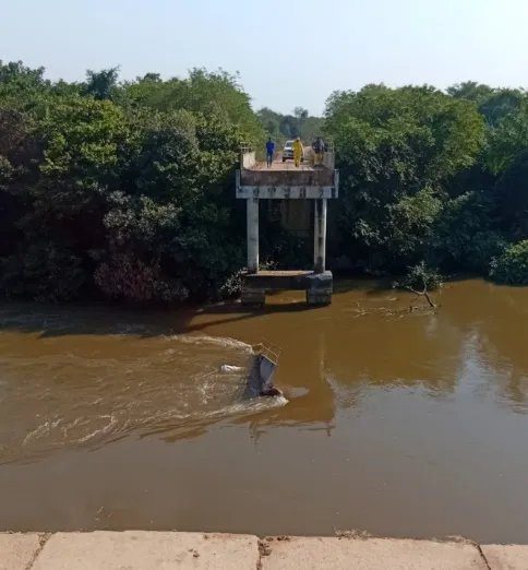 Ponte desabada sobre o Rio Taquari com carreta submersa no Pantanal