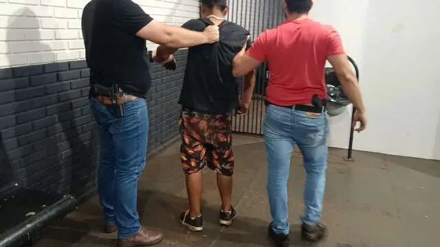 Policiais isolam área de crime em Dourados após homicídio a facadas