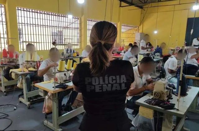 Presos trabalhando em oficina dentro de presídio em Mato Grosso do Sul