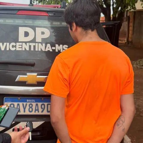 Homem algemado sendo conduzido por policiais civis após furto em CRAS em Vicentina