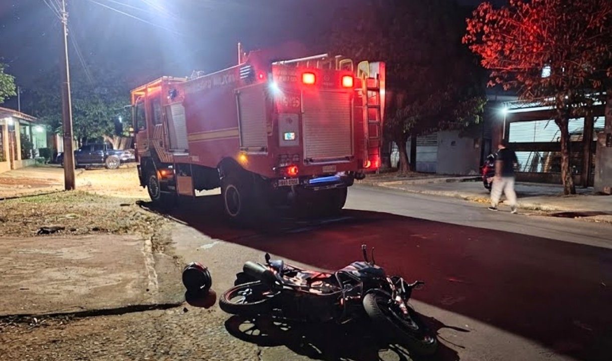 Motociclista fica ferido após perder controle da moto e bater contra lixeira em Corumbá