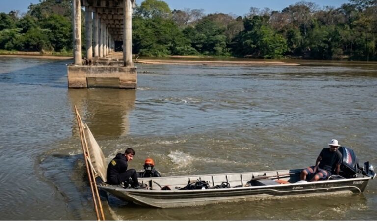 Estado identifica motorista que morreu após queda de caminhão no rio Taquari