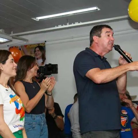 Eduardo Riedel cumprimentando eleitores durante campanha de rua em Campo Grande