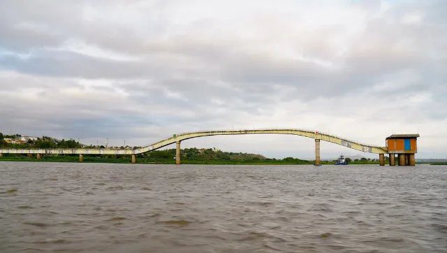 Rio Paraguai com nível baixo e margens secas em Ladário