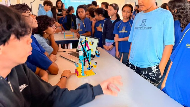 Robótica leva tecnologia e criatividade à escola municipal