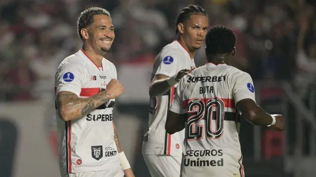 Jogadores do São Paulo comemoram gol contra o Bolívar no Morumbis