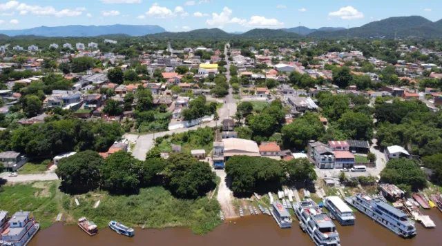 Paisagem seca com solo rachado e rio com nível baixo em Mato Grosso do Sul