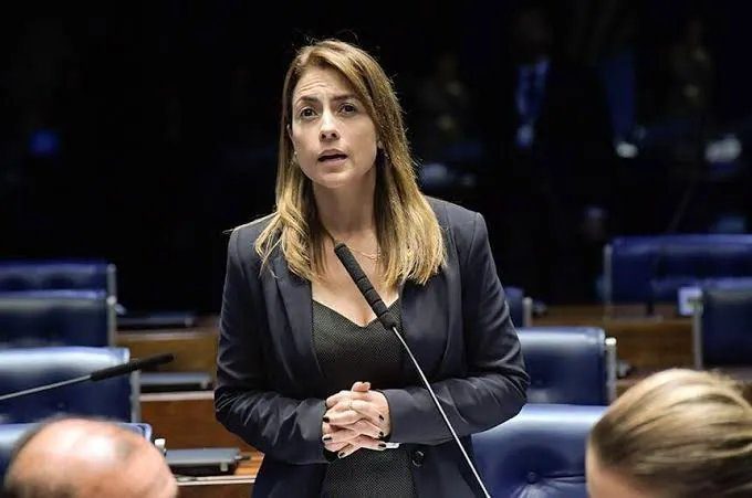 Parlamentar mulher enfrentando ataques em redes sociais