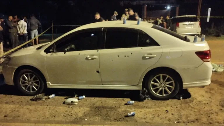 Rua em Tava'i, Paraguai, com viaturas policiais após tiroteio