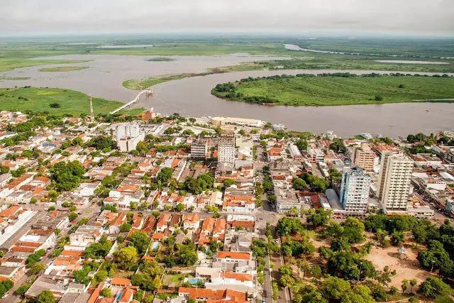 Pai é abordado por guarda municipal no corredor de um pronto-socorro