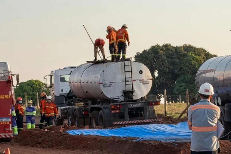 Equipes de resgate na BR-163 após acidente com piche em Jaraguari (MS)