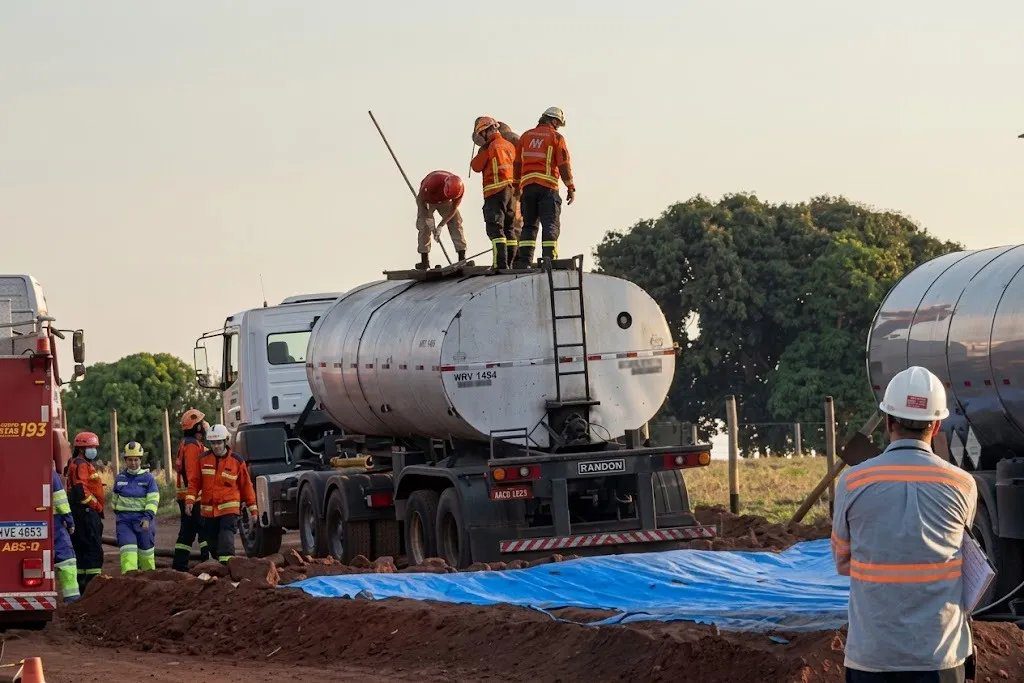 Equipes de resgate na BR-163 após acidente com piche em Jaraguari (MS)