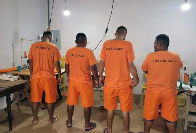 Fachada do prédio do TRE-MS em Campo Grande com urna eleitoral com sinal de proibido em sobreposição