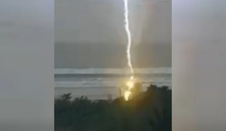 Praia da Pinheira durante tempestade com raios ao fundo