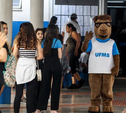 Campus da UFMS em Campo Grande com estudantes