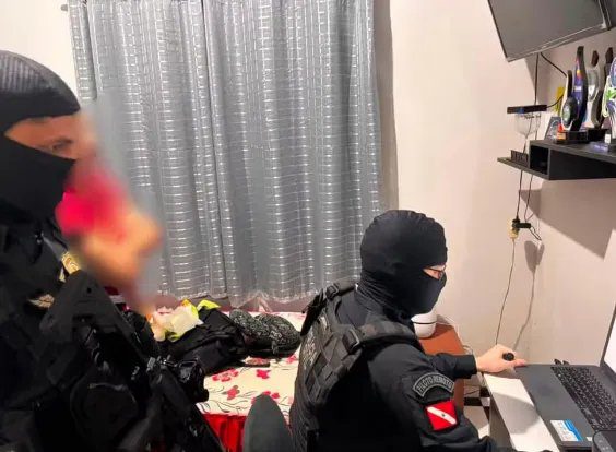 Balança da justiça sobre um teclado com o logo do Discord ao fundo