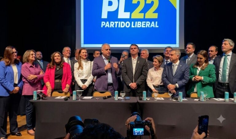 Sem conseguir apoio de partidos Flávio Bolsonaro anuncia Alfredo Gaspar como candidato a vice-presidente