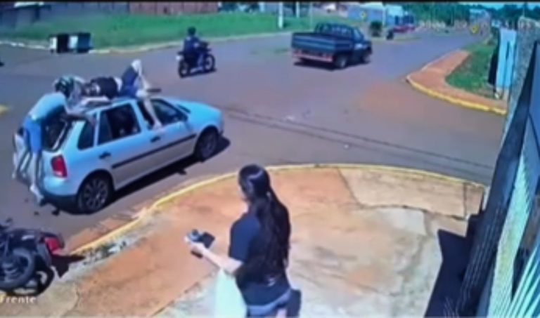 Motociclista é arremessado sobre teto de carro após batida em São Gabriel do Oeste