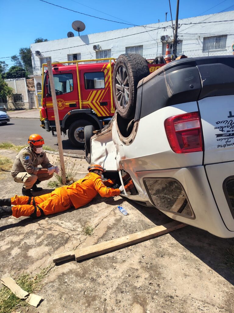 Colisão entre dois carros deixa mulher ferida após veículo capotar em Corumbá