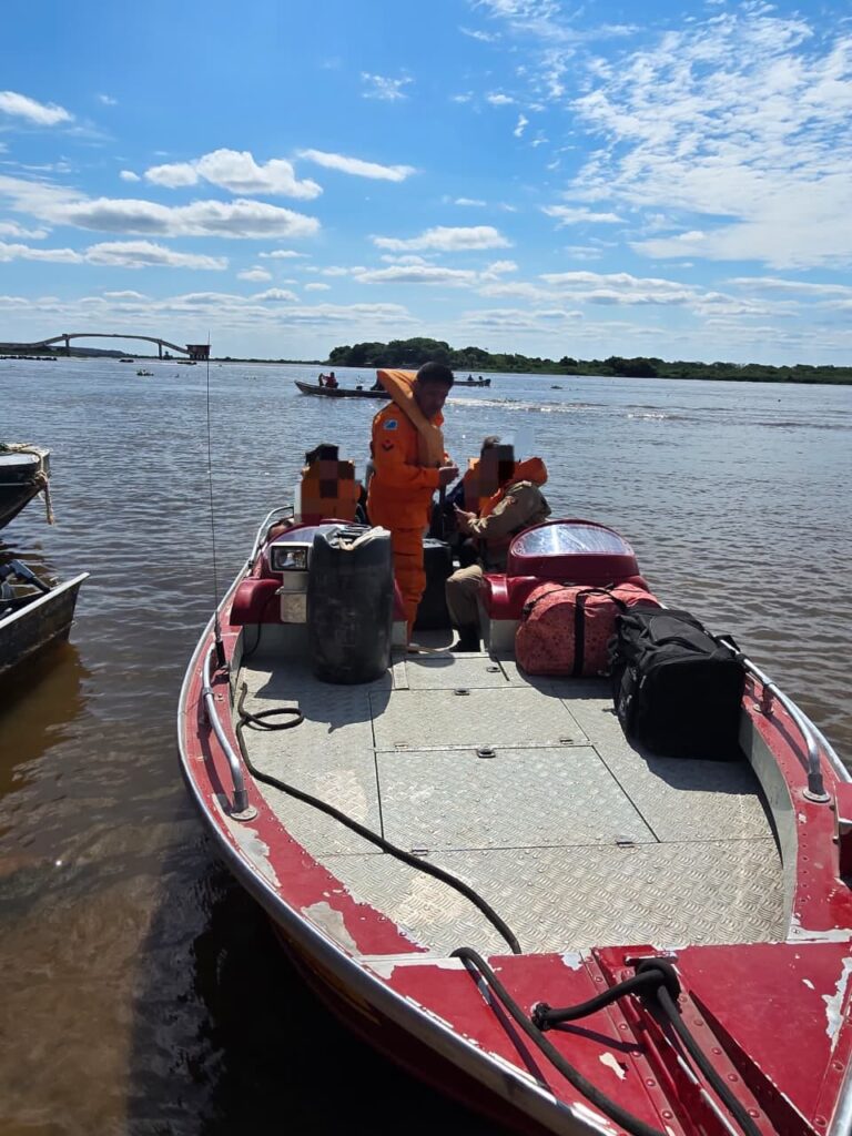 Bombeiros resgatam duas alunas de escola rural pelo Rio Paraguai em Corumbá