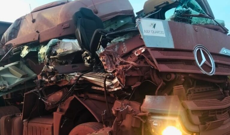 Colisão entre carretas deixa motorista ferido na BR-262 em Corumbá