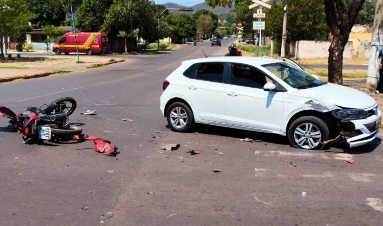 Motociclista sofre fratura exposta após colisão com carro em Corumbá