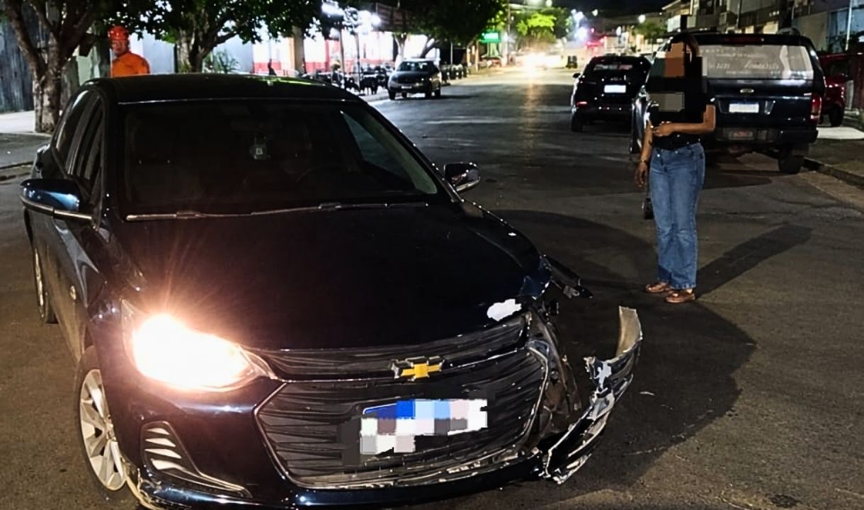 Motociclista de 21 anos fica ferida após colisão com carro no Centro de Corumbá