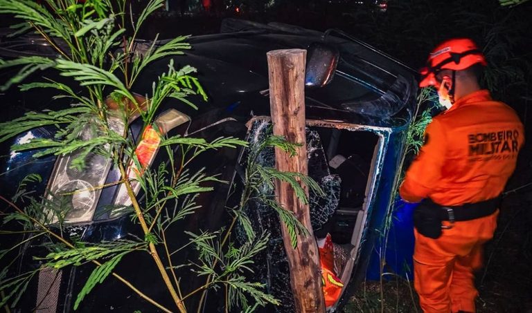 Van boliviana tomba em barranco e motorista é resgatada pelos bombeiros em Corumbá