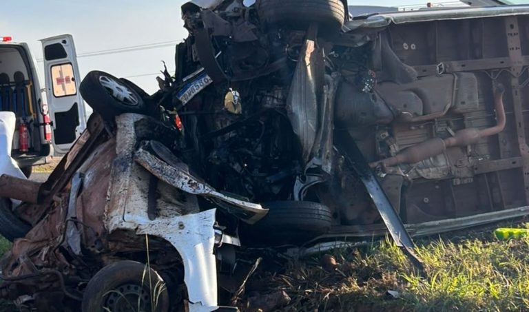 Colisão entre van da Saúde e carro deixa cinco mortos na BR-163