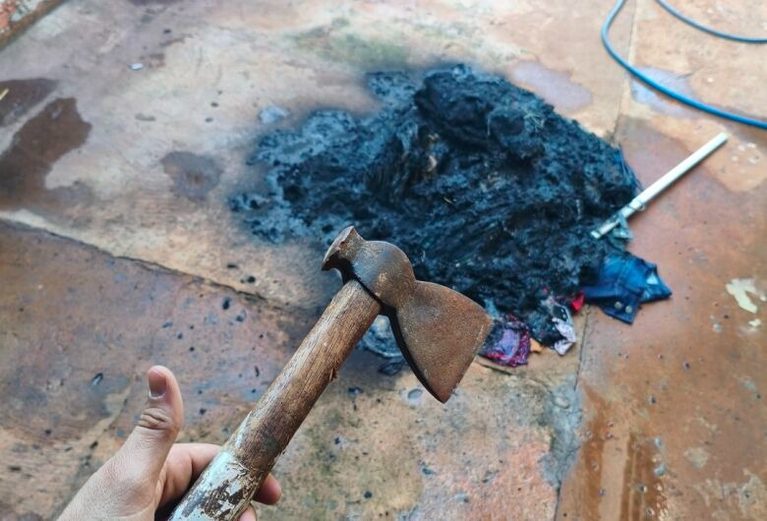 Homem ameaça esposa com machadinha e é preso em Dourados