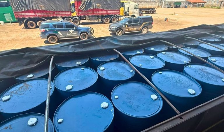 Carreta com 15 toneladas de solvente usado na produção de cocaína é apreendida em Corumbá