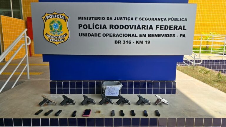 PRF encontra sete armas escondidas em caixa térmica durante fiscalização de ônibus