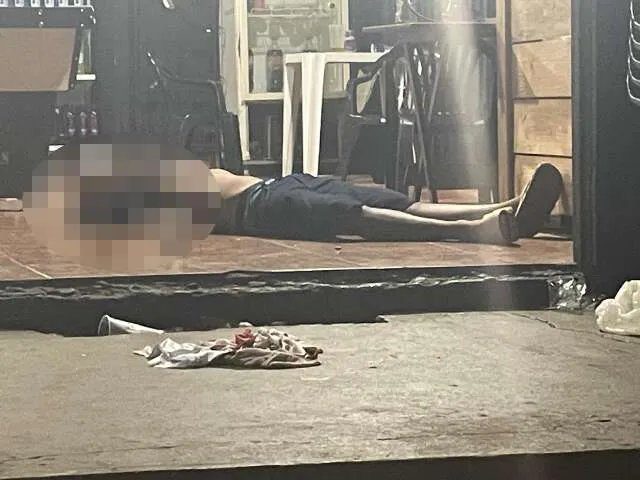 Viaturas da polícia e ambulância em frente a conveniência isolada após ataque a tiros em Três Lagoas