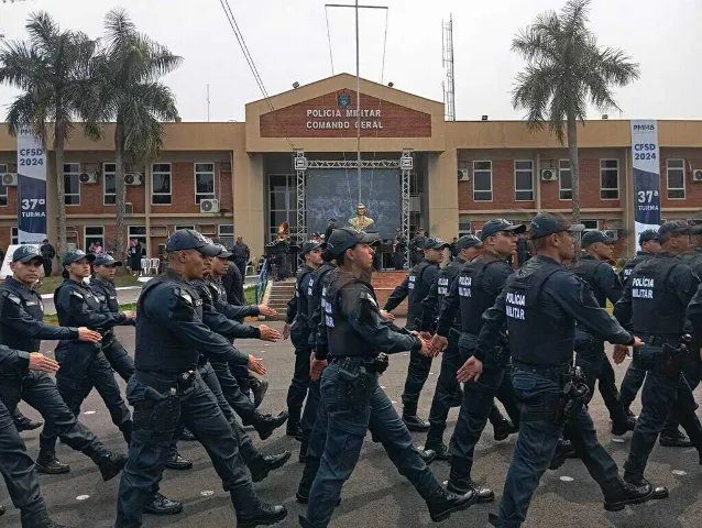 Sessão plenária da Câmara dos Deputados com foco em policiais militares e bombeiros