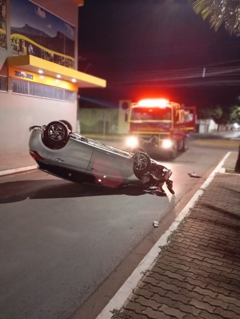 Mulher fica ferida após carro capotar no cruzamento da Porto Carreiro com Frei Mariano