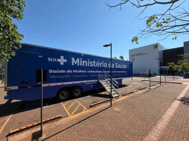 Carreta de exames do Ministério da Saúde na UFGD em Dourados com pacientes aguardando.