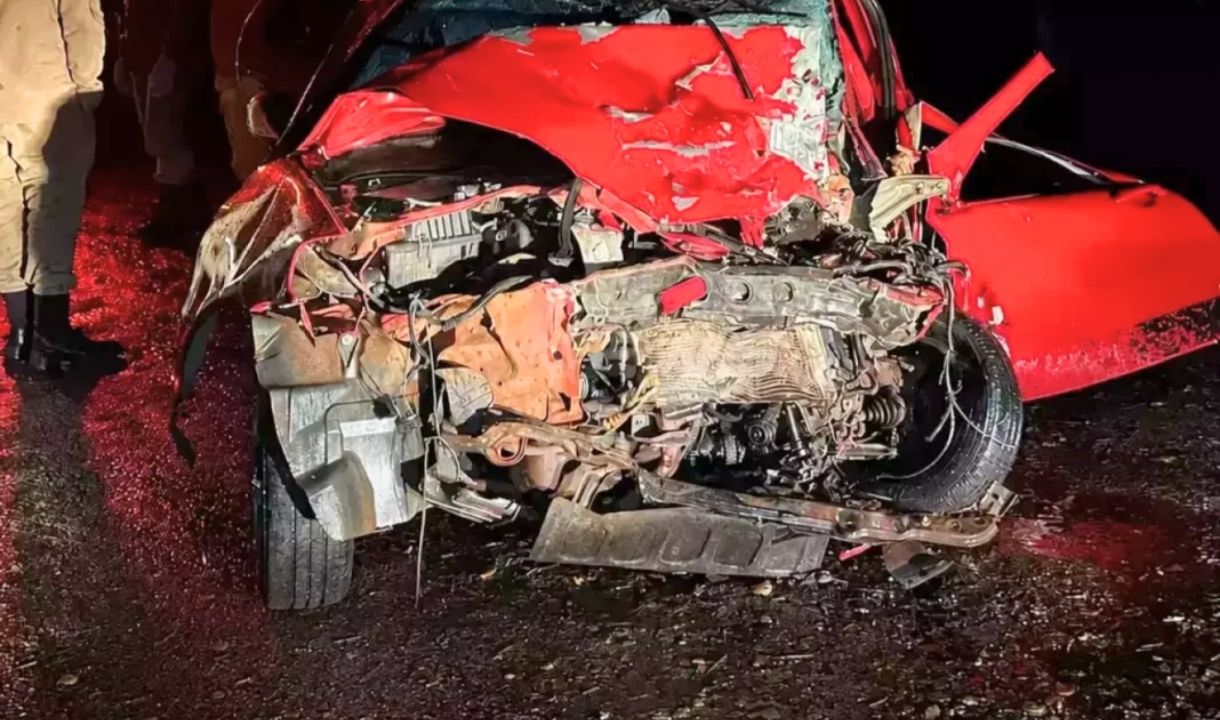 Batida frontal deixa três mortos durante chuva na BR-158