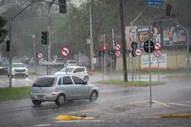 Céu carregado e ventos fortes sinalizam tempestade chegando em Campo Grande