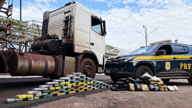 PRF encontra 85 kg de drogas em fundo falso de carreta com minério na BR-262