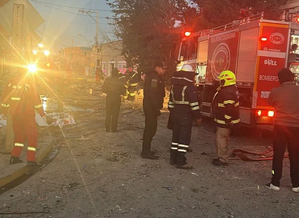 Equipes de resgate atuam em base militar destruída por explosão na Bolívia