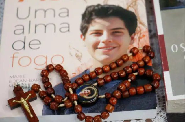 Fiéis celebram missa em homenagem a Carlo Acutis em igreja de Campo Grande.