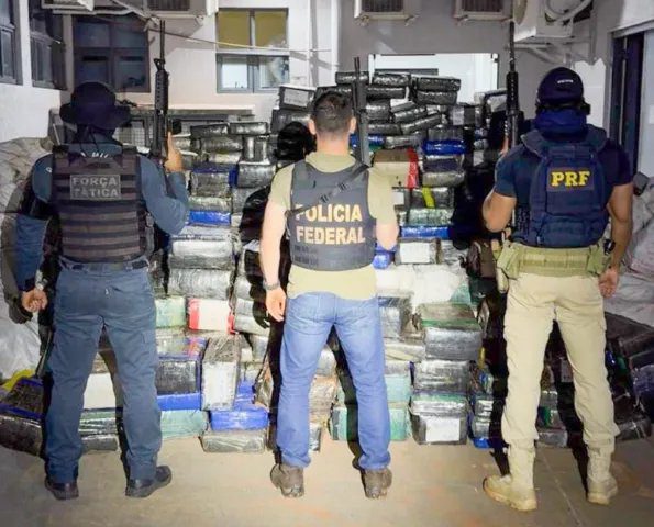 Apreensão de fardos de maconha por policiais em Itaquiraí