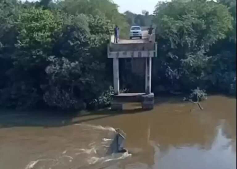 Equipes avaliam local de ponte caída sobre o Rio Taquari em Coxim