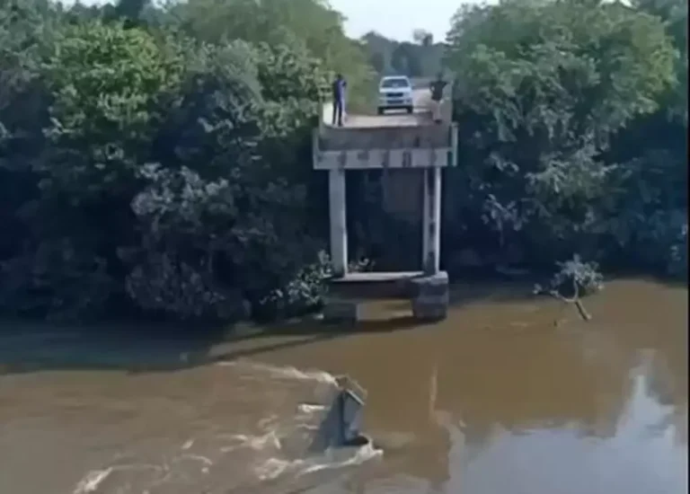Equipes avaliam local de ponte caída sobre o Rio Taquari em Coxim
