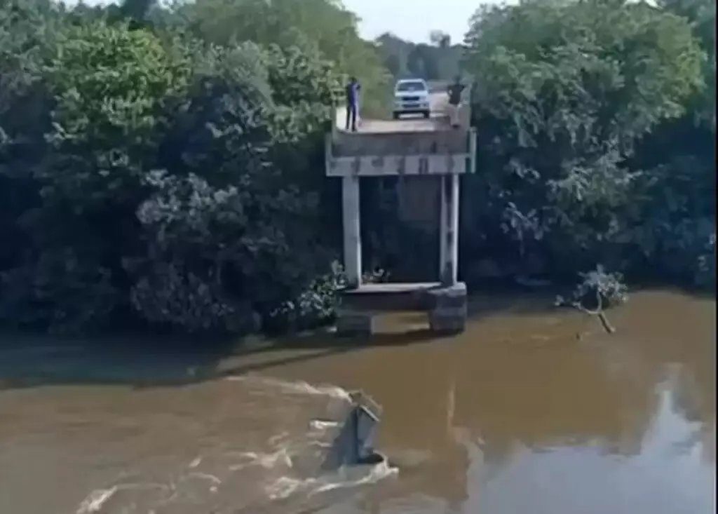 Equipes avaliam local de ponte caída sobre o Rio Taquari em Coxim