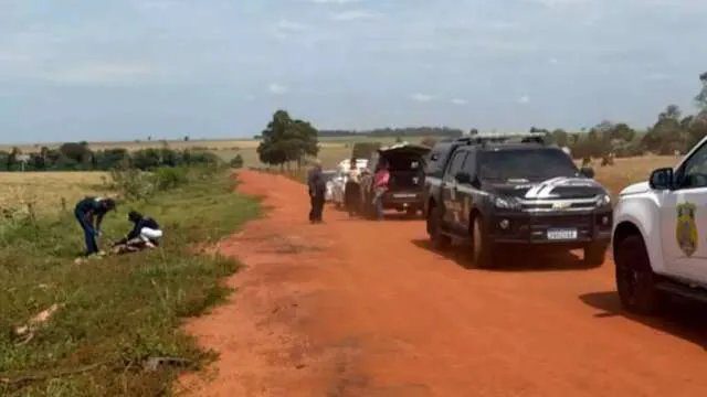 Policiais isolam estrada rural em investigação de homicídio com corpo carbonizado